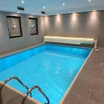 בית אירוח Mit Innenpool 26-28 Grad, Garten, Und Terasse ניאוס
