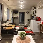 Mit Innenpool 26-28 Grad, Garten, Und Terasse בית אירוח