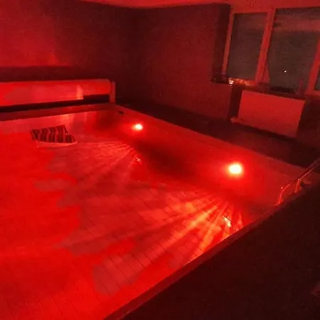 Проживание в семье Mit Innenpool 26-28 Grad, Garten, Und Terasse Нойс