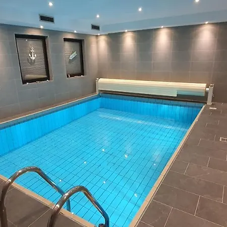 Habitación en casa particular Mit Innenpool 28-30 Grad, Garten, Und Terasse Neuss