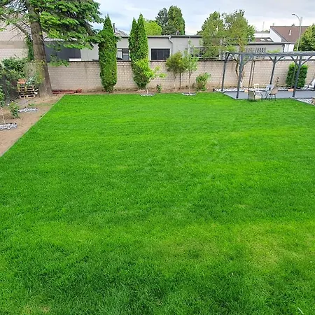 Mit Innenpool 26-28 Grad, Garten, Und Terasse Проживание в семье